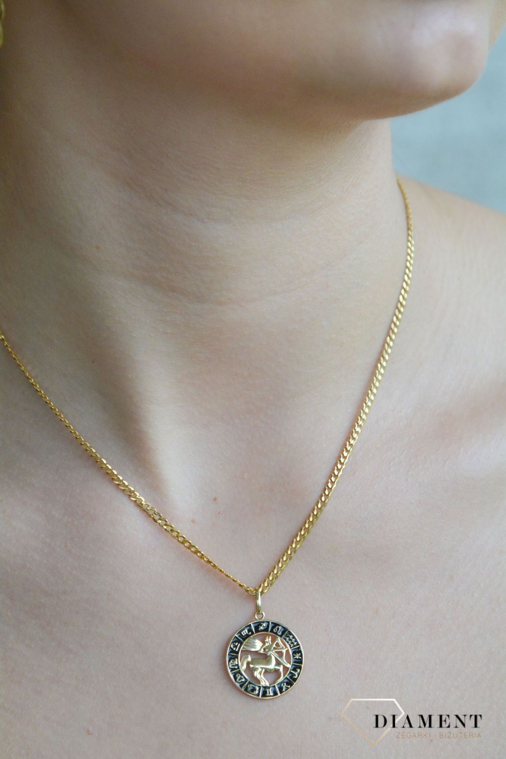 Złota zawieszka 585 znak zodiaku Strzelec z czarną emalią w kółku ZA 7310E.jpg